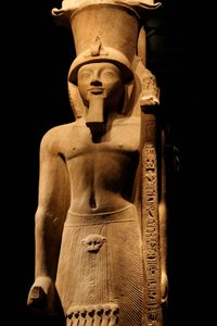 गुलाबी रंग में 19वें राजवंश के फिरौन सेठी II (सेटी या सेटी) (1200-1194 ईसा पूर्व) की मूर्ति, इसमें ट्यूरिन के मिस्र के संग्रहालय, भगवान आमोन के प्रतीक के साथ एक राजदंड है। द्वारा अज्ञात