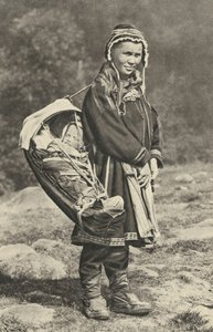 स्वीडन। लैप महिला अपने बच्चे को हिरन की खाल के पालने में ले जाती है। 1920 द्वारा अज्ञात
