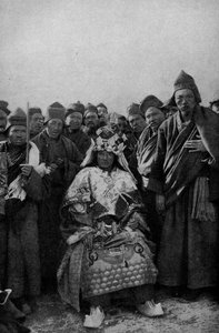 तिब्बत। पूरी पोशाक में जादूगर और भिक्षुओं का एक प्रशंसनीय बैंड। 1920 द्वारा अज्ञात