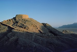 टावर ऑफ साइलेंस (फोटो) द्वारा अज्ञात