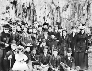 यूनाइटेड किंगडम: आउटिंग पर लोगों का एक समूह। c1910 द्वारा अज्ञात