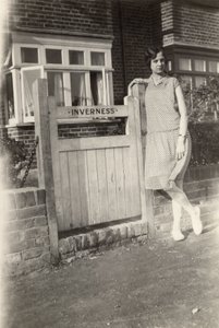 इनवर्नेस बी एंड बी के बाहर महिला, ब्रॉडस्टेयर, केंट, c 1920s द्वारा अज्ञात
