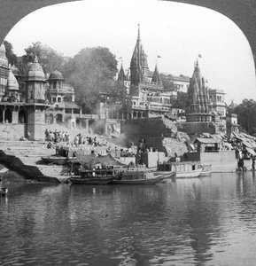 बनारस, भारत, 1900 के दशक में गंगा पर एक जलता हुआ घाट। द्वारा अंडरवुड और अंडरवुड