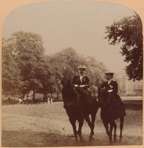 एक अर्ली मॉर्निंग राइड, रोटेन रो, हाइड पार्क, लंदन, इंग्लैंड, 1896। द्वारा अंडरवुड और अंडरवुड