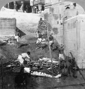 हिन्दू मृतकों को नहलाना और जलाना, बनारस वाराणसी, भारत 1903। द्वारा अंडरवुड और अंडरवुड