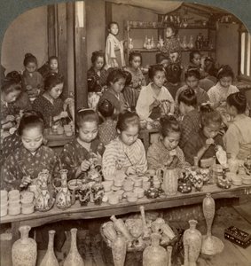 विदेशी बाजारों, क्योटो, जापान, 1904 के लिए सस्ते बर्तनों को सजाने वाली कारखाने की लड़कियाँ द्वारा अंडरवुड और अंडरवुड