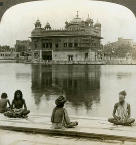 अमृतसर में फकीर, पवित्र मंदिर के पार दक्षिण में स्वर्ण मंदिर, भारत, c1900s को देख रहे हैं द्वारा अंडरवुड और अंडरवुड