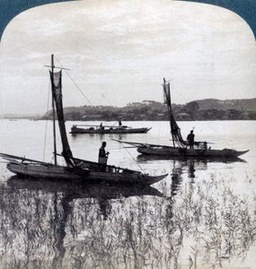 1904 में जापान के योकोहामा के पास सूर्यास्त के समय घर में मछली पकड़ने वाली नावें। द्वारा अंडरवुड और अंडरवुड