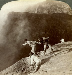 Craters गहराई में सल्फर वाष्पों के माध्यम से, Aso-San, जापान, 1904 द्वारा अंडरवुड और अंडरवुड