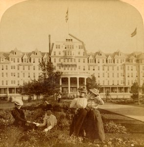 फ्रॉनटेनैक होटल, राउंड आइलैंड, थाउजेंड आइलैंड्स, 1900 के खूबसूरत मैदान में। द्वारा अंडरवुड और अंडरवुड