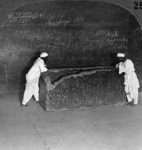 ग्रेट पिरामिड, मिस्र, 1905 में, खुफ़स सरकोफैगस, लुटेरों द्वारा तोड़ा गया। द्वारा अंडरवुड और अंडरवुड