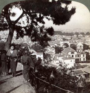 कोबे, जापान, 1904 में पाइन के मुकुट की ऊंचाई से दक्षिण-पूर्व की ओर देखना द्वारा अंडरवुड और अंडरवुड