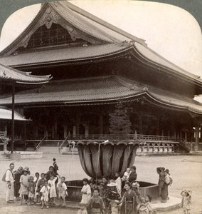 हिगाशी होंगान-जी का मुख्य सामने, जापान का सबसे बड़ा बौद्ध मंदिर, क्योटो, 1904। द्वारा अंडरवुड और अंडरवुड