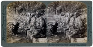 लाइट ऑफ दैया नदी, निक्को, जापान, 1904 की मूर्तियों की एक पंक्ति से पहले प्रार्थना करते हुए किसान। द्वारा अंडरवुड और अंडरवुड