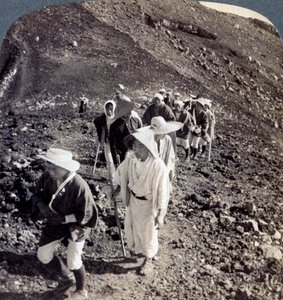 माउंट फ़ूजी फुजियामा, जापान के अपने चढ़ाई के अंत में तीर्थयात्री, 1904। द्वारा अंडरवुड और अंडरवुड