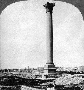 पोम्पी पिलर, नाविक मील का पत्थर और आधुनिक अलेक्जेंड्रिया, मिस्र, 1905। द्वारा अंडरवुड और अंडरवुड