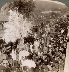 1904 में इंपीरियल संग्रहालय, क्योटो, एक पुल पर पवित्र वस्तुओं को ले जाने वाले शिंटो जुलूस। द्वारा अंडरवुड और अंडरवुड