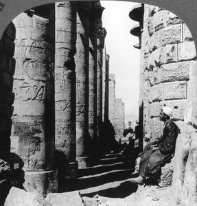 1905 में मिस्र के करबाक महान मंदिर में प्रसिद्ध उपनिवेश। द्वारा अंडरवुड और अंडरवुड