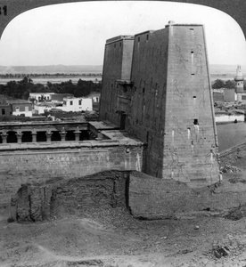 1900 में मिस्र के एडफू में होरस के मंदिर का तोरण और दरबार। द्वारा अंडरवुड और अंडरवुड