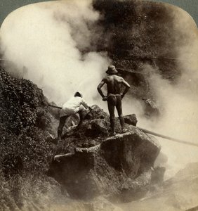 भाप के विस्फोट को देखते हुए और मिट्टी को उबलते हुए, एसो-सान, जापान, 1904 के ज्वालामुखी के ऊपर से गुजरता है द्वारा अंडरवुड और अंडरवुड