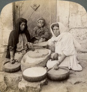 चक्की, फिलिस्तीन, 1900 पर पीसने वाली महिलाएं। द्वारा अंडरवुड और अंडरवुड