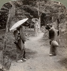 किंकाकु-जी मंदिर के बगीचे, क्योटो, जापान, 1904 में महिलाएँ। द्वारा अंडरवुड और अंडरवुड