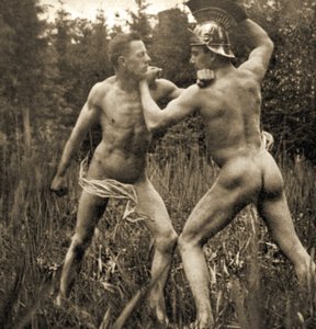 एक रोमन हेलमेट के साथ फाइटबेल्ट पोज़, c.1910 (सीपिया फोटो) द्वारा अज्ञात