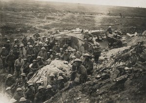 आधिकारिक तस्वीर पश्चिमी मोर्चे पर ली गई डी 1641. फ्लोर्स पर हमारे टैंक में से एक।, 1916 द्वारा अज्ञात