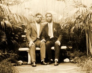 एक उष्णकटिबंधीय बगीचे में एक स्नेही जोड़े का चित्र, c.1930