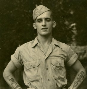 टैटू वाला अमेरिकी सैनिक, c.1941 द्वारा अज्ञात