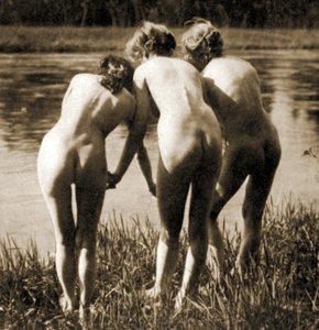 थ्री ग्रेसेस, ए फीमेल न्यूड ट्रायो, c.1900 (सीपिया फोटो)