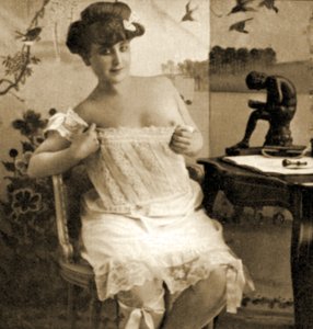एक युवा महिला, जो कि एक लैसी क़मीज़ दिखाती है, c.1900 है द्वारा अज्ञात