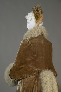 बर्था पामर का विंटर कोट, c.1885 (बैक डिटेल), सिल्क वेलवेट, और लैम्ब्सवूल। द्वारा अज्ञात कलाकार