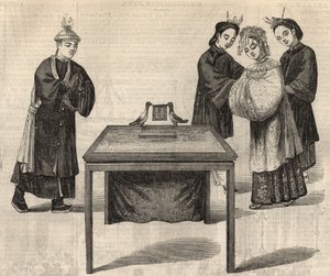 चीनी रिवाज: विवाह अनुबंध पर हस्ताक्षर करना। दो कबूतरों के साथ एक मेज पर दो पति-पत्नी के नाम वाली एक गोली रखी जाती है। 14 फरवरी 1857 के "द इलस्ट्रेटेड लंदन न्यूज" में उत्कीर्णन। द्वारा अज्ञात कलाकार