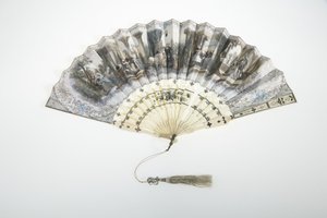पंखा, c.1850, चित्रित कागज, हड्डी, चांदी, और रेशम-और-धात्विक-धागा लटकन, निर्माता अज्ञात द्वारा अज्ञात कलाकार