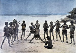 पापुआ गांव करपुना (न्यू गिनी) के बगल में समुद्र तट पर नृत्य करते हैं। द्वारा अज्ञात कलाकार