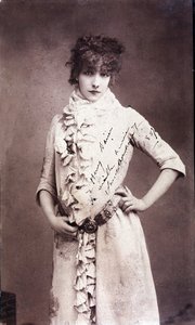 हेनरीट रोज़िन बर्नार्ड का पोर्ट्रेट सारा बर्नहार्ट (1844-1923), ऑटोग्राफ की गई फोटोग्राफी द्वारा अज्ञात कलाकार