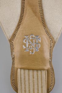 सस्पेंडर्स, c.1880 (विस्तार से देखें), कशीदाकारी सफेद साटन, चमड़ा, चांदी, निर्माता अज्ञात द्वारा अज्ञात कलाकार