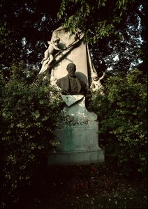ऑस्ट्रियाई संगीतकार और कंडक्टर फ्रांज वॉन सप्पे (1819-1895) के मकबरे का दृश्य वियना (ज़ेंट्रालफ्रिडहोफ़), ऑस्ट्रिया के केंद्रीय कब्रिस्तान में द्वारा अज्ञात कलाकार