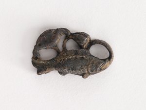 आभूषण: मछली, कमल का पत्ता, और कमल के बीज की फली (F1917.582 के साथ जोड़ी) द्वारा अज्ञात कलाकार