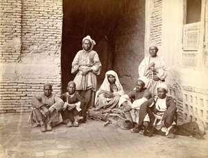अफ़ग़ानिस्तान में एक परिवार, १९वीं सदी के अंत में द्वारा अज्ञात फोटोग्राफर
