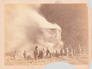 एक बस्ती को जलाना, ब्लैक माउंटेन अभियान द्वारा अज्ञात फोटोग्राफर