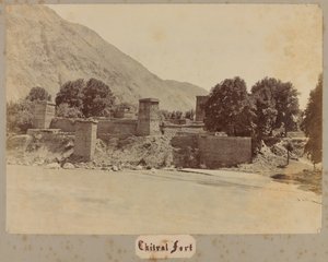 चित्राल का किला, 1895 द्वारा अज्ञात