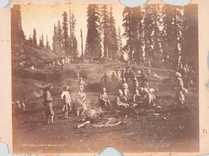 नाश्ते में जनरल मैक्वीन और स्टाफ, ब्लैक माउंटेन अभियान द्वारा अज्ञात फोटोग्राफर