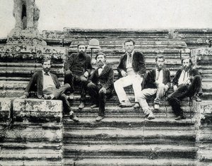 अंगकोर वैट की सीढ़ियों पर मेकांग अन्वेषण अभियान 1866-1868 (गार्नियर, डौडार्ट डी लाग्री) के सदस्यों का समूह चित्र। द्वारा अज्ञात फोटोग्राफर