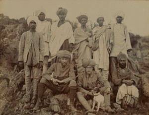लेफ्टिनेंट एस एडवर्डस अपने कुत्ते बिड्डी के साथ, 1895 के लगभग द्वारा अज्ञात
