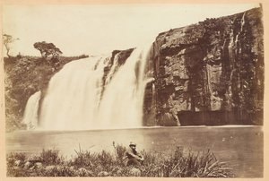 लोअर उमेंगी फॉल्स, नटाल प्रांत, दक्षिण अफ्रीका, 1882 लगभग द्वारा अज्ञात
