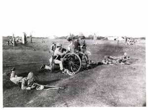 द किंग्स ओन यॉर्कशायर लाइट इन्फैंट्री प्रशिक्षण के सदस्य गार्डनर गन्स के साथ, 1890 के लगभग द्वारा अज्ञात