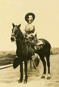 विलियम फ्रेडरिक कोडी (1846-1917) का पोर्ट्रेट, जिसे बफ़ेलो बिल, अमेरिकी सैनिक, साहसी और घुड़सवार अभिनेता के रूप में जाना जाता है। द्वारा अज्ञात फोटोग्राफर