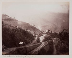 दार्जिलिंग-हिमालयी लाइन पर रिवर्सिंग स्टेशन, c.1885 (सीपिया फोटो) द्वारा अज्ञात फोटोग्राफर